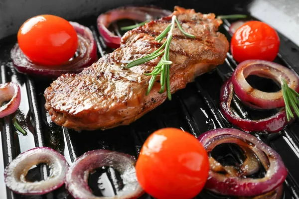 Grillad biff med aromatiska rosmarin och tomat — Stockfoto