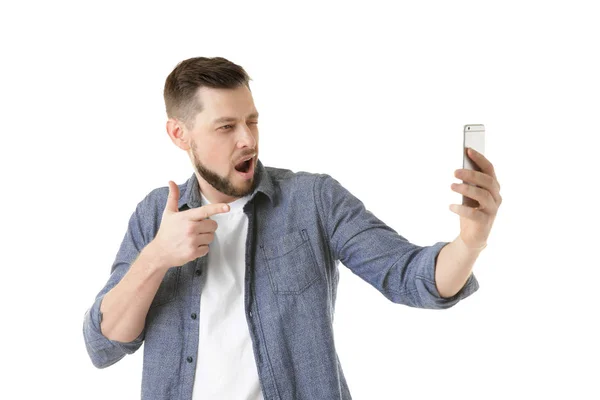 Junger Mann macht Selfie — Stockfoto