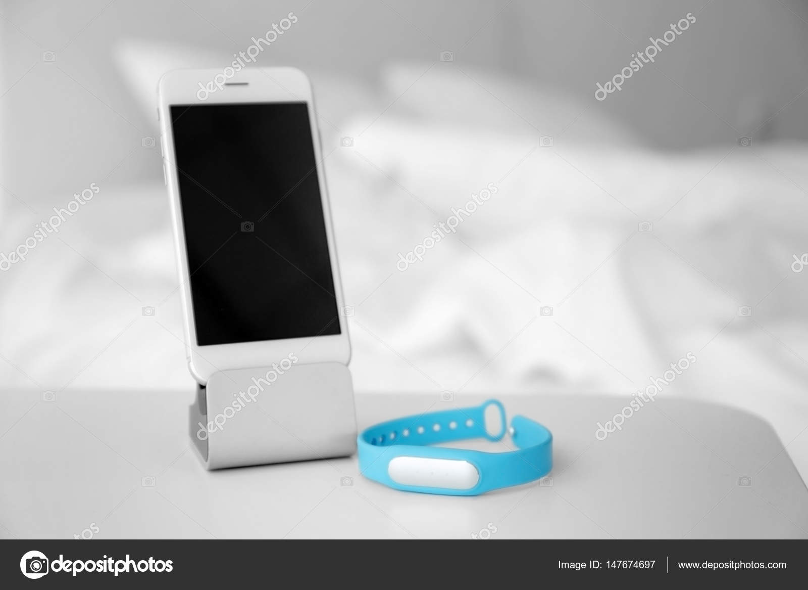 Handy- und Schlaf-Tracker auf Tisch im Schlafzimmer — Stockfoto ... Handy- und Schlaf-Tracker auf Tisch im Schlafzimmer — Stockfoto ...