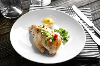 Peçete üzerinde lezzetli tavuk göğsü ile plaka