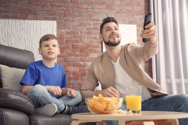 Baba ve oğul futbol izlerken