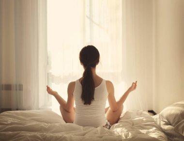 yatakta kadın pratik yoga