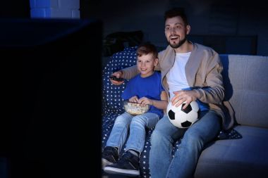 Baba ve oğul futbol izlerken