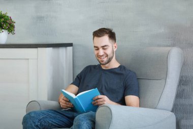  Genç adam kitap okuyor. 