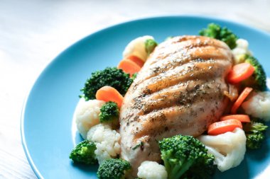 Lezzetli tavuk göğsü ve sebze