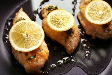 Limon ile lezzetli tavuk göğsü