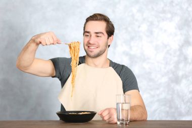 genç adam yemek makarna 