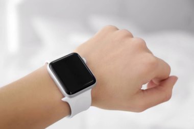 Arka plan bulanık üzerinde uyku izci ile el