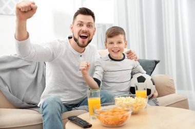 Baba ve oğul futbol izlerken