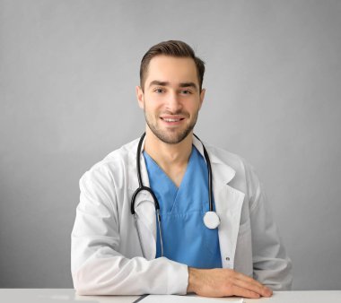 yakışıklı genç bir doktor  