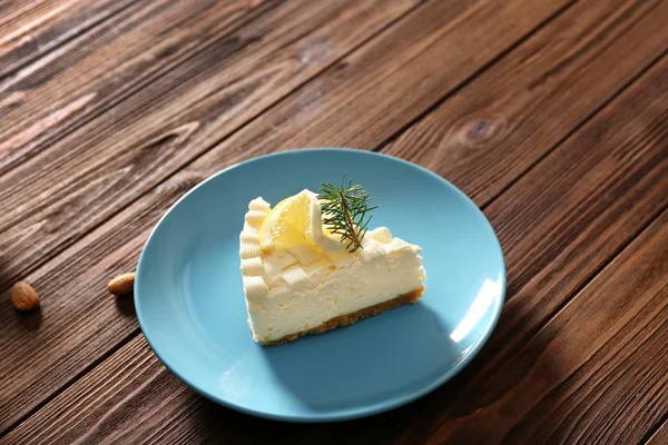 Delicious cheesecake with lemon — Stock Photo, Image