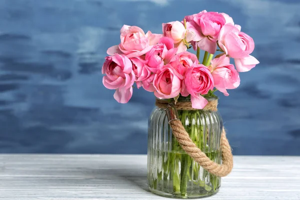 Vase mit Strauß Hahnenfußblumen — Stockfoto