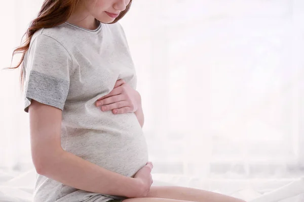Szép terhes nő otthon pihen — Stock Fotó