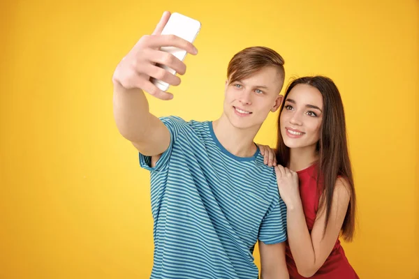 Heureux jeune couple prendre selfie — Photo