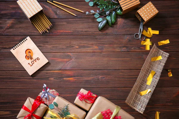 Κουτιά δώρων και αξεσουάρ στο ξύλινο τραπέζι — Φωτογραφία Αρχείου