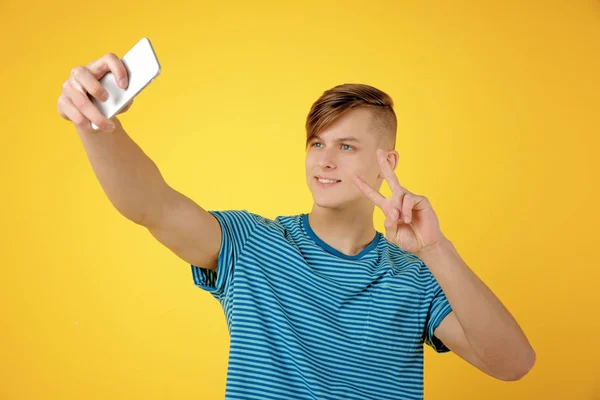 Joven guapo tomando selfie —  Fotos de Stock
