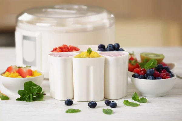 Leckere hausgemachte Joghurt und Zutaten — Stockfoto