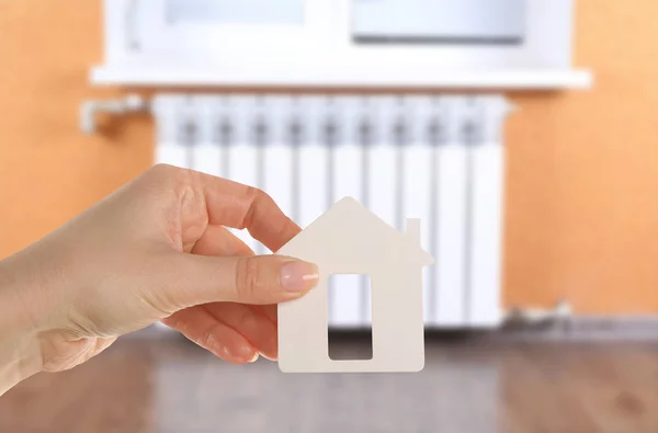 Mão feminina segurando figura da casa — Fotografia de Stock