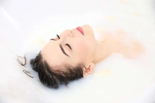 Ung kvinna med bad — Stockfoto