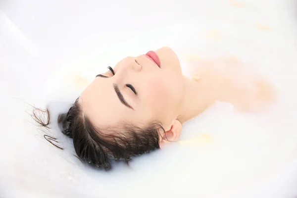 Mujer joven tomando baño — Foto de Stock