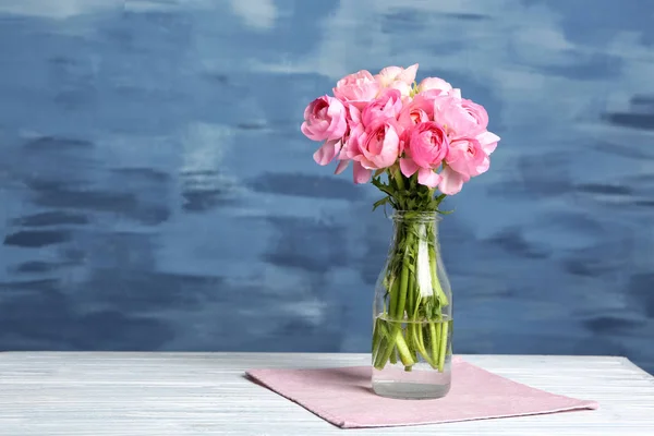 Vas med blombukett ranunculus — Stockfoto