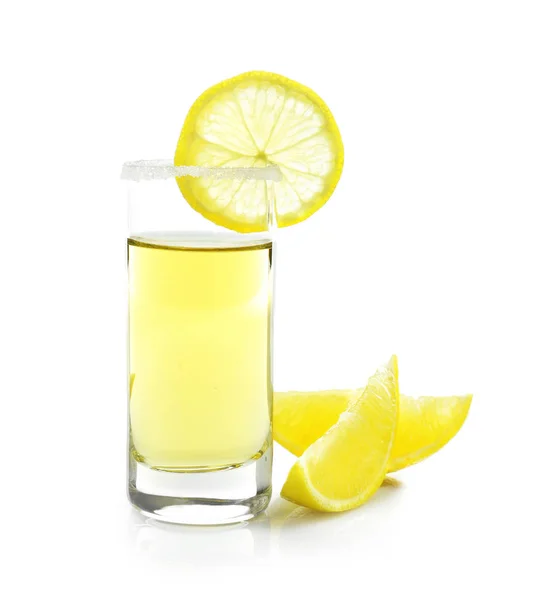 Tiro de tequila dourada com fatias de limão suculentas e sal no fundo branco — Fotografia de Stock
