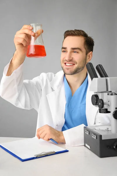 Young scientist testing samples — Stock Photo, Image