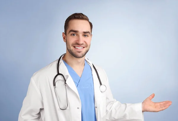 Knappe jonge dokter — Stockfoto