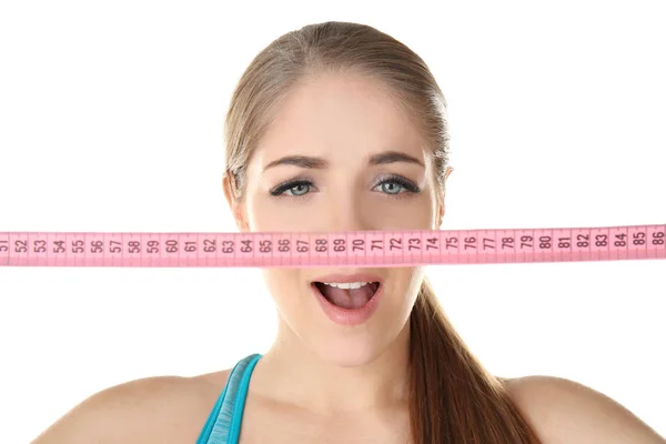 Concepto de dieta. Joven hermosa mujer con cinta métrica sobre fondo blanco — Foto de Stock