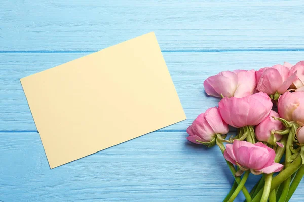 Lindas flores de ranúnculo e cartão — Fotografia de Stock