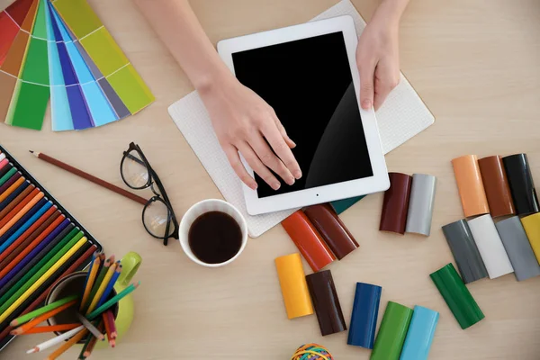 Decoración femenina trabajando — Foto de Stock