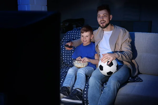 Vater und Sohn beim Fußballgucken — Stockfoto
