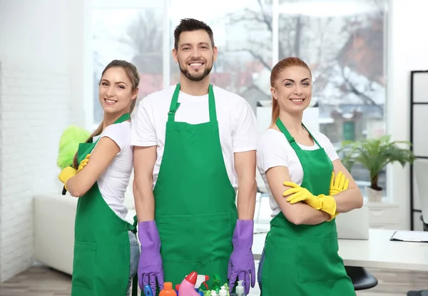 Čištění servisní tým při práci v kanceláři — Stock fotografie