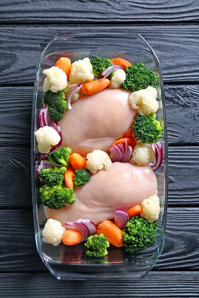 Сырая куриная грудка с овощами — стоковое фото