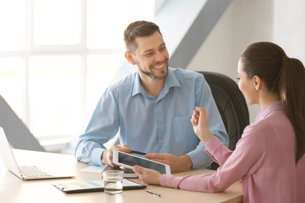 Gerentes discutiendo temas —  Fotos de Stock