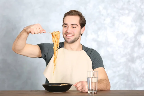 Jonge man eten pasta — Stockfoto