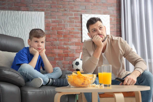 Vader en zoon voetbal kijken — Stockfoto