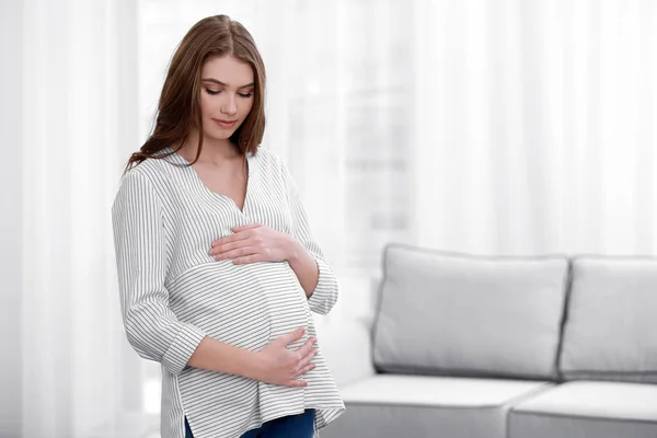 Mooie zwangere vrouw rusten thuis — Stockfoto