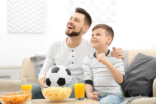 Vader en zoon voetbal kijken — Stockfoto