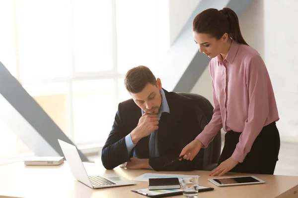 Manager diskutieren Themen — Stockfoto