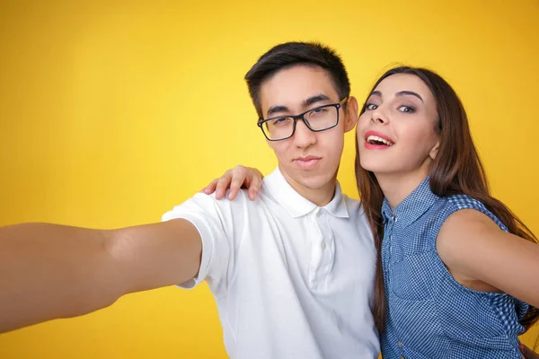 Lyckligt ungt par som tar selfie — Stockfoto