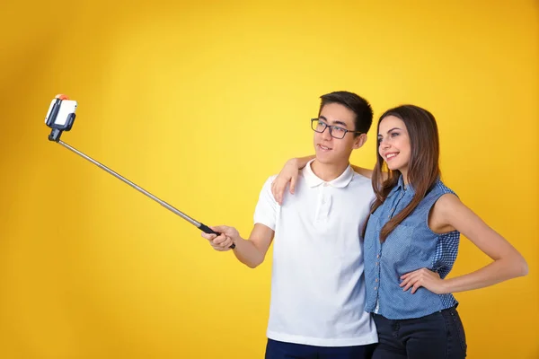 Glückliches junges Paar macht Selfie — Stockfoto