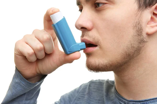 Hombre joven usando inhalador — Foto de Stock