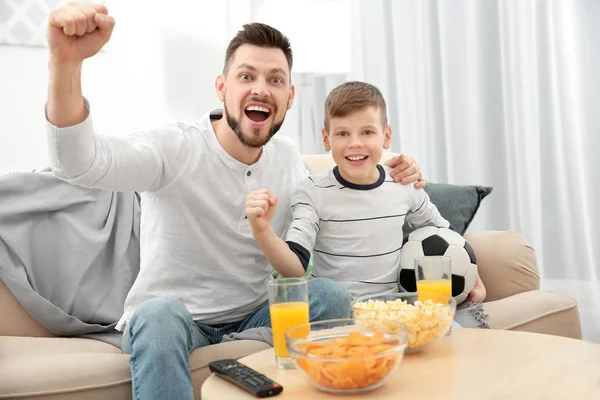 Padre e hijo viendo fútbol —  Fotos de Stock