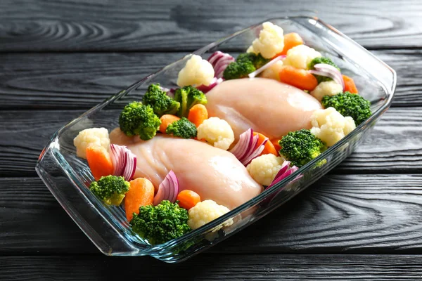 Surowe piersi z kurczaka z warzywami — Zdjęcie stockowe