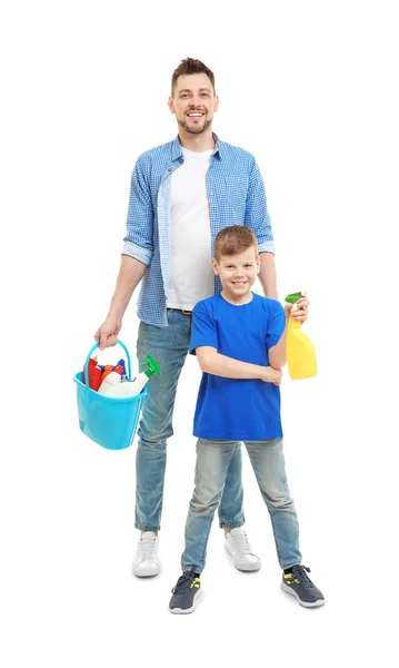 Vader en zoon met schoonmaakproducten — Stockfoto