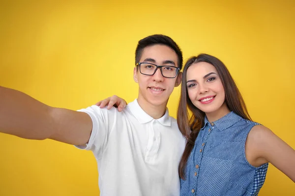 Feliz joven pareja tomando selfie — Foto de Stock