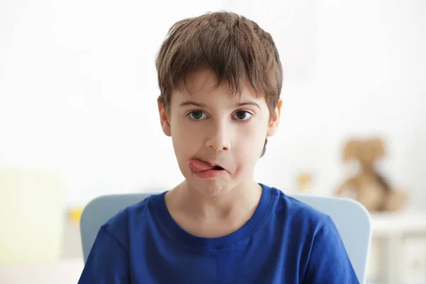 Söt liten pojke på suddig bakgrund — Stockfoto