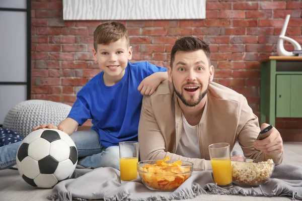 Vader en zoon voetbal kijken — Stockfoto