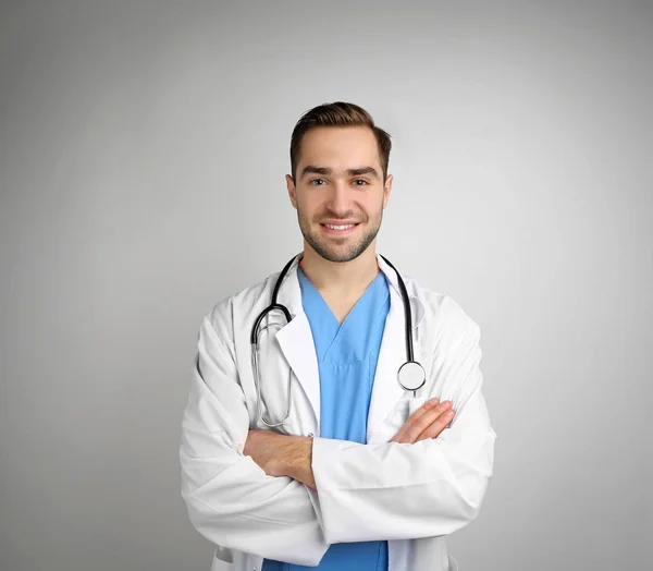 Bonito jovem médico — Fotografia de Stock